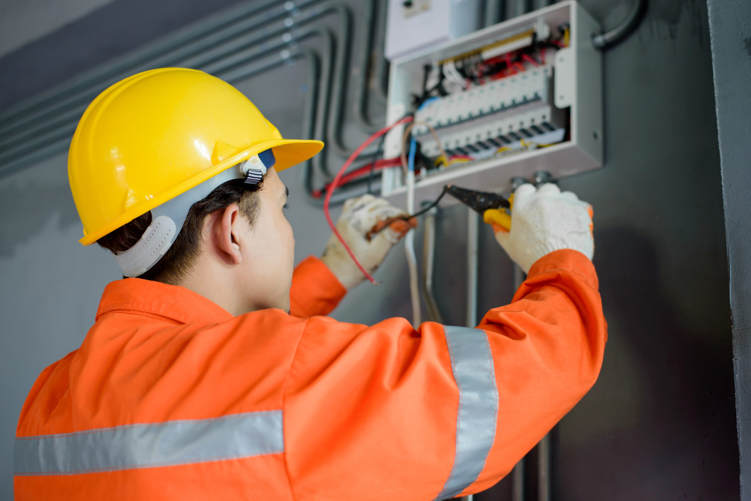 Asian male electricians inspect and install electrical systems i Contadores centralizados
